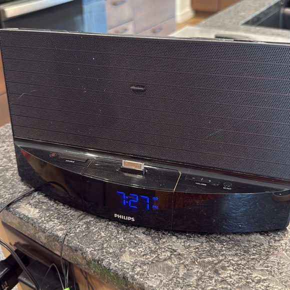 Philips Dual iPod/ iPhone Dock Clock Radio Speaker AJ7260D/37 - Picture 6 of 6